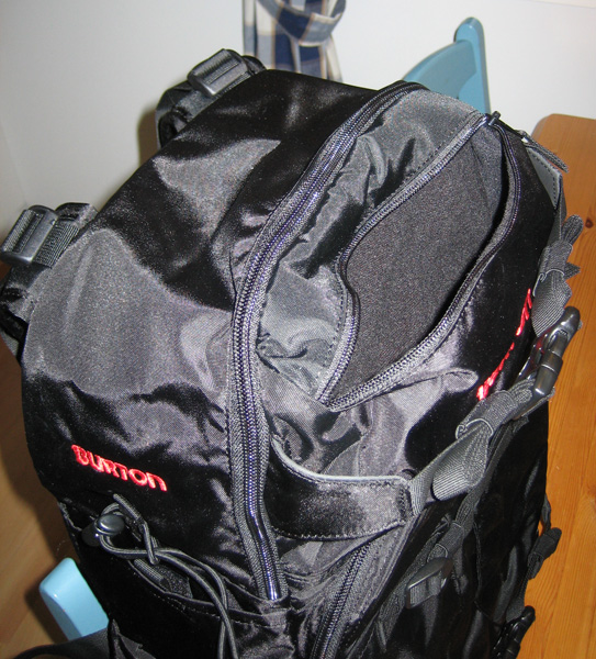 Burton zoom pack 3.jpg - Taskuja löytyy useampia kamera ja läppäri/lapio -osastojen lisäksi. Kuva: ixus.